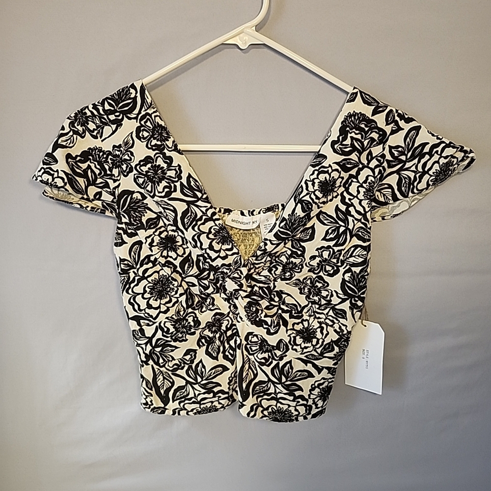 NEW Midnight Sky Crop Top Black White Floral Flutter Sleeve Smocked Back Sz S